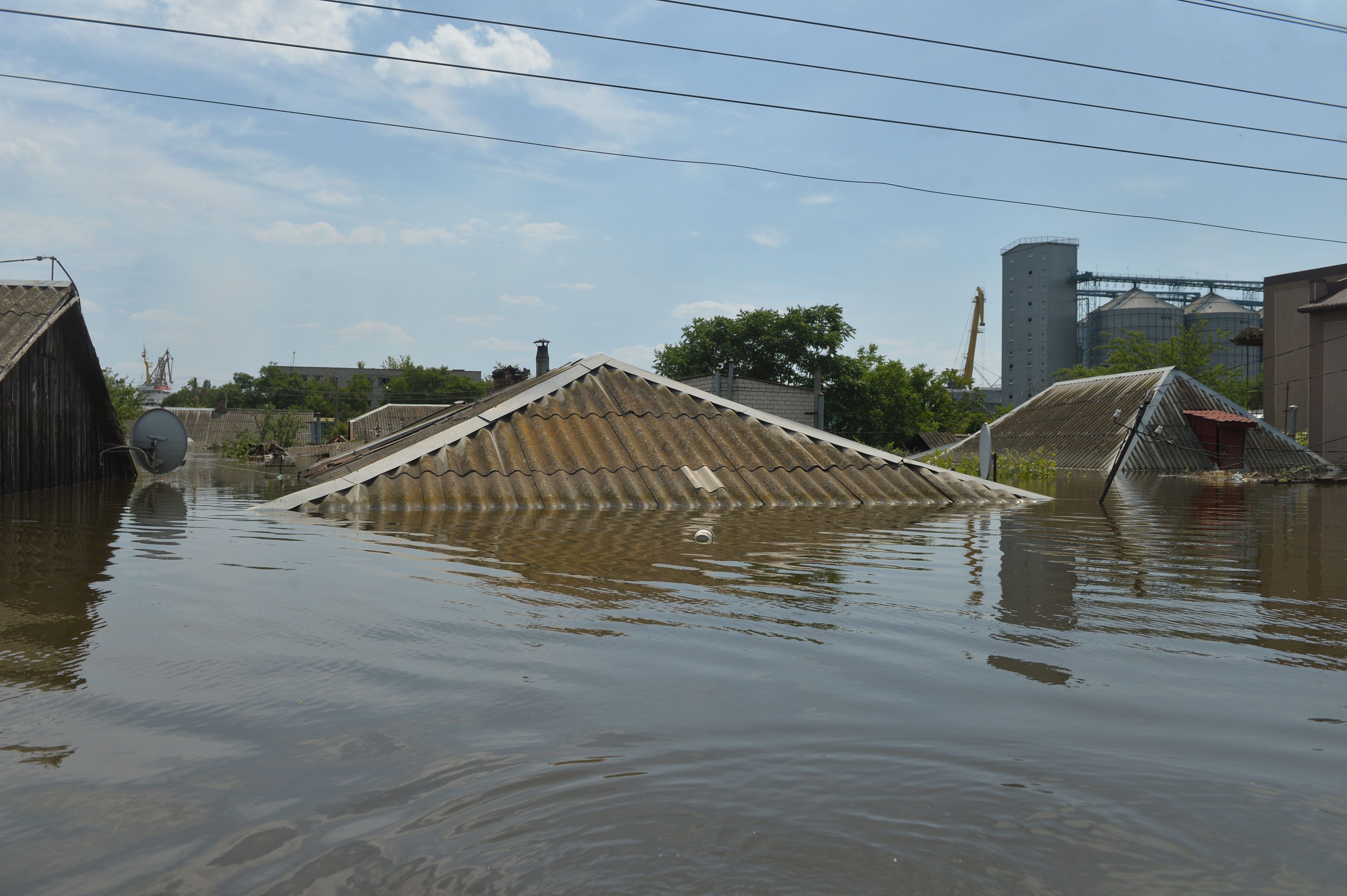 09.06.2023, Ukraine, Cherson: Ein überschwemmtes Gebiet. Der Stausee des Dnipro im Süden der Ukraine hat nach der Zerstörung des Kachowka-Staudamms laut Behördenangaben inzwischen mehr als ein Drittel des im Frühjahr angesammelten Hochwassers verloren. Foto: Peter Druk/XinHua/dpa +++ dpa-Bildfunk +++