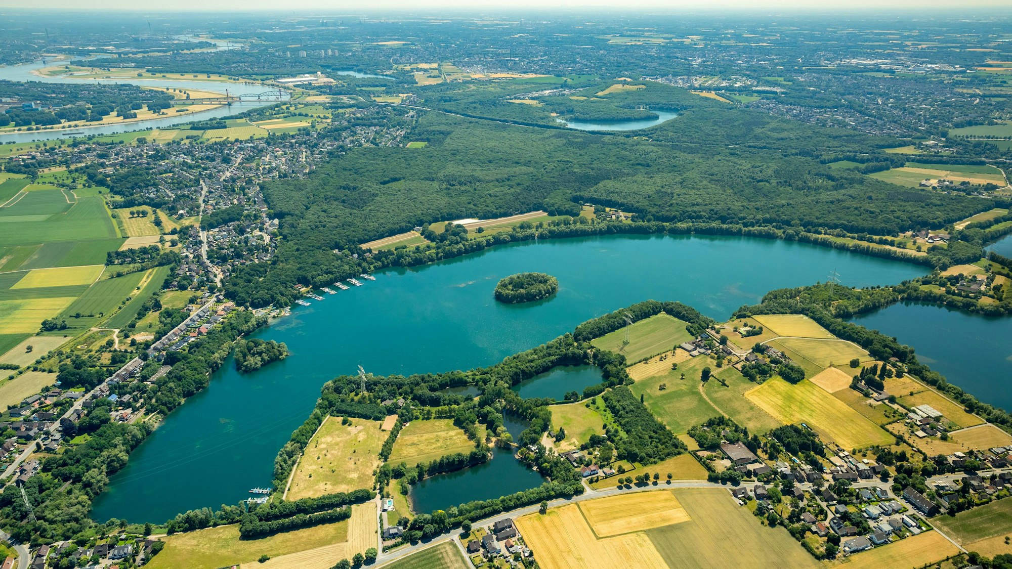 Luftaufnahme des Lohheider See in Duisburg.