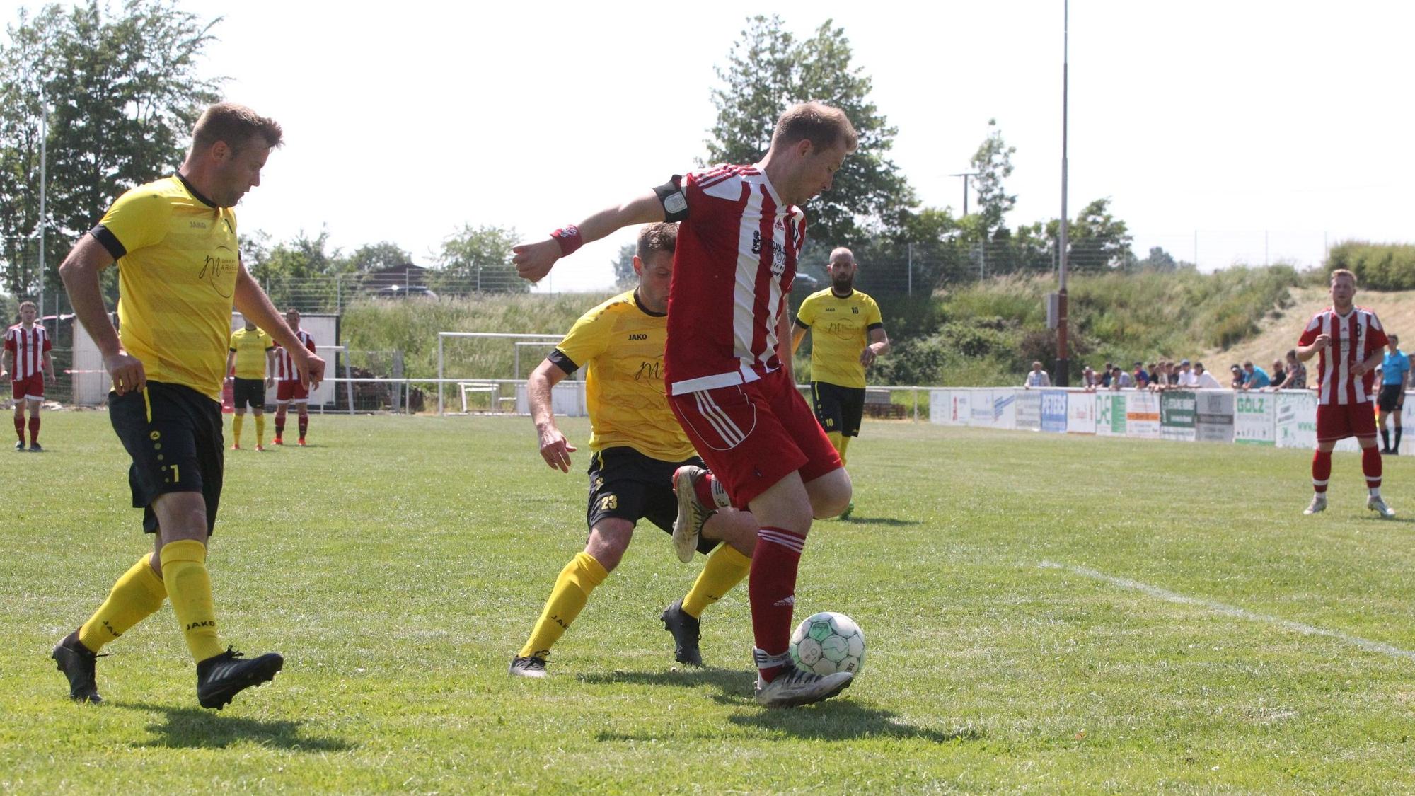 Dreiborns Juri Hermann im Zweikampt mit einem Spieler von Ländchen-Sieberath.