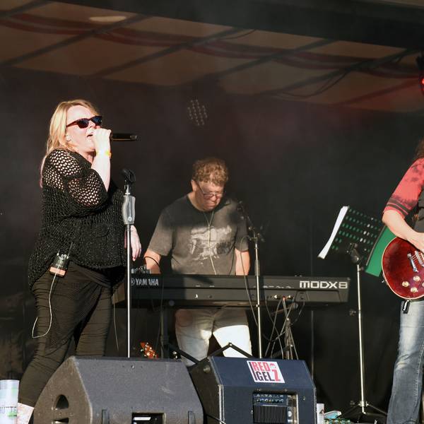 Eine Band spielt auf einer Bühne.