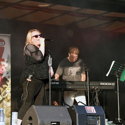 Eine Band spielt auf einer Bühne.