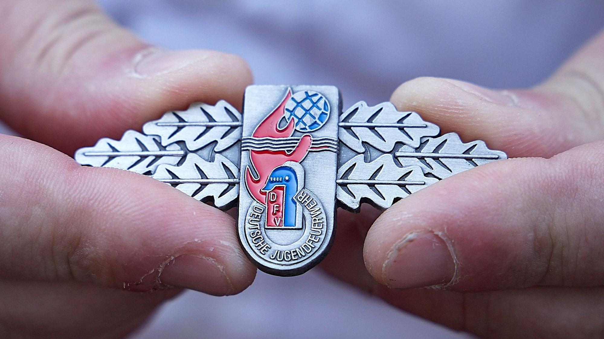 Das Bild eine Leistungsspange, die von der Deutschen Jugendfeuerwehr verliehen wird.