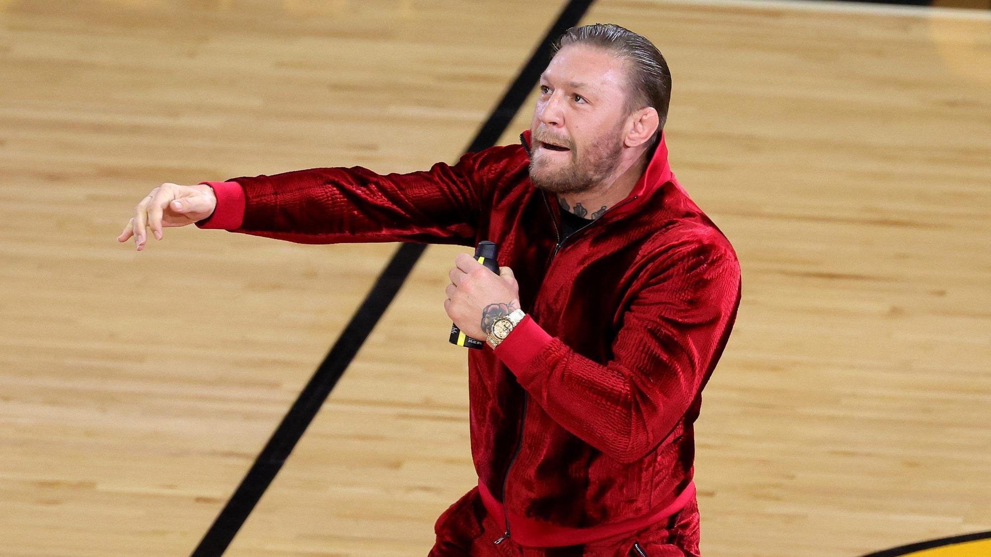 Connor McGregor hat mit Basketball eigentlich nichts am Hut, nutzte Spiel 4 der NBA Finals aber für einen Werbeauftritt.