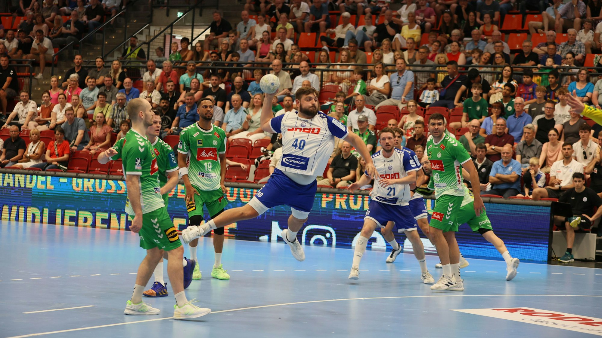 Ein Handball-Kreisläufer setzt zum Sprungwurf auf das Tor an.