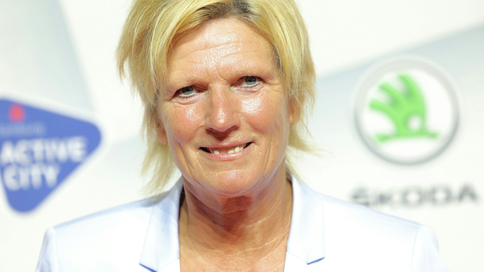 Die Moderatorin Claudia Neumann kommt zur Verleihung des „Sport Bild-Award 202“ in die Fischauktionshallen.