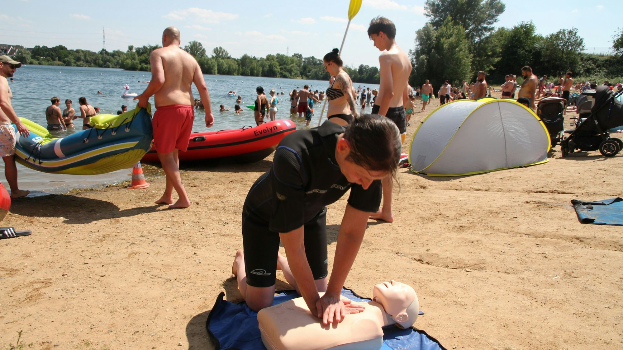Ein Mann trainiert an einer Puppe Wiederbelebung.