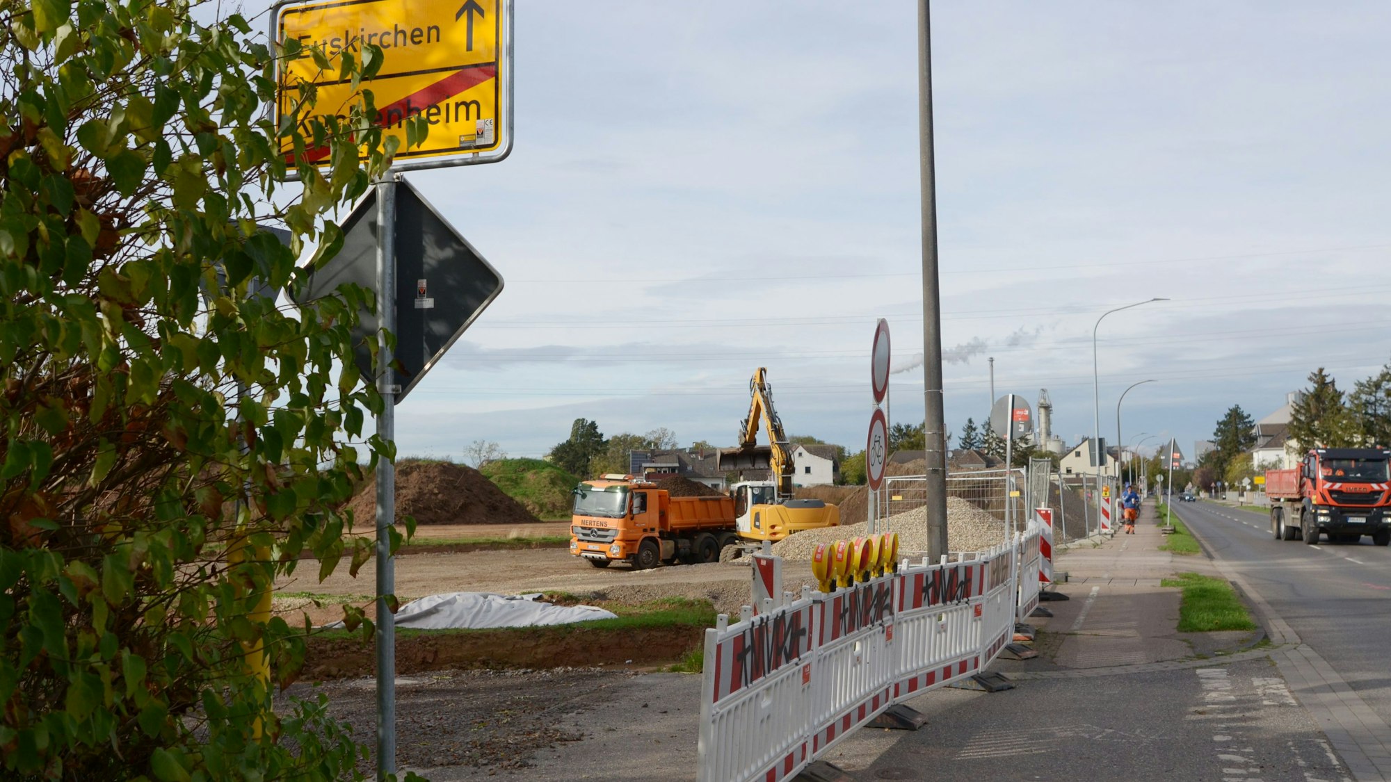 Das Bild zeigt die Bauarbeiten an der Westspange bei Kuchenheim und dem dazugehörigen Kreisverkehr.