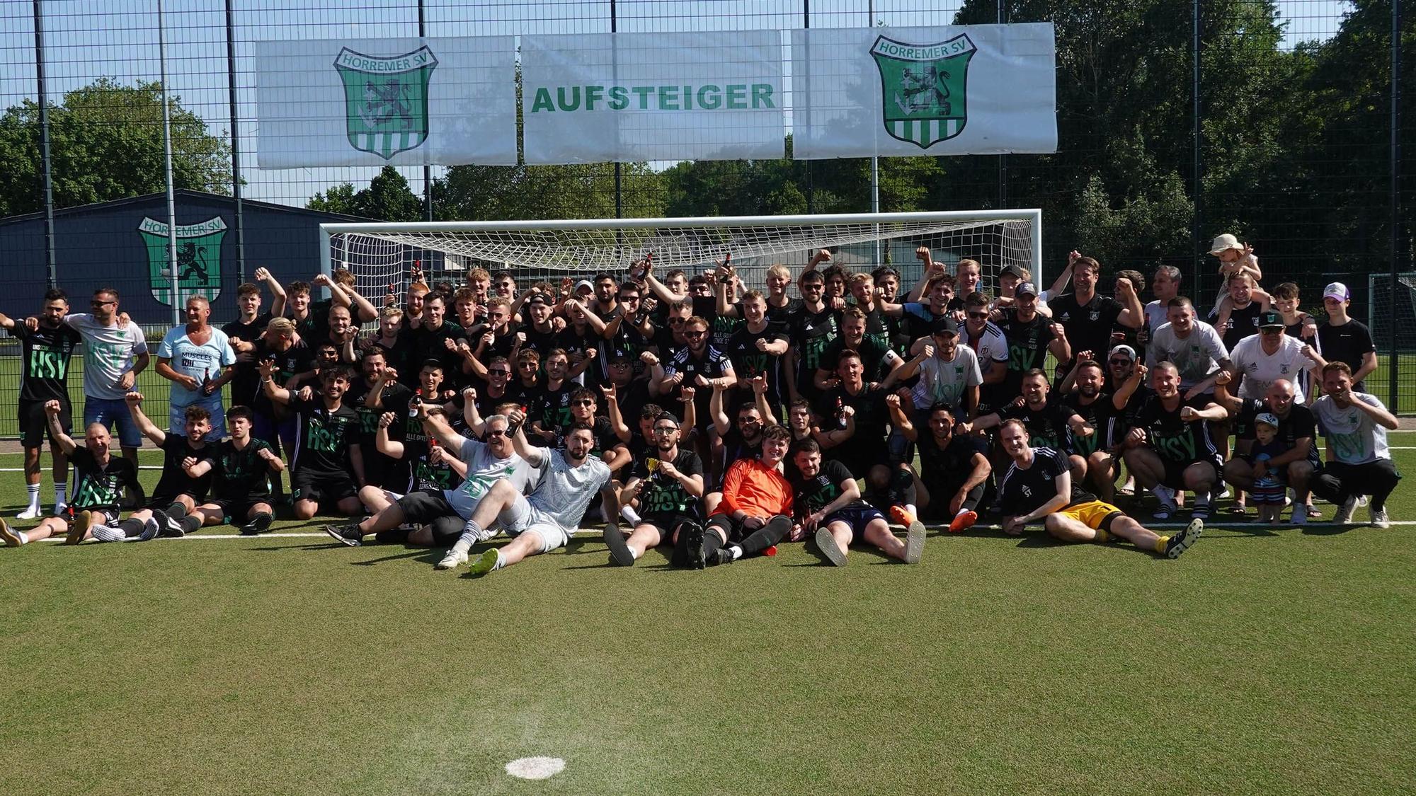 Das Foto zeigt die drei Aufstiegsmannschaften.