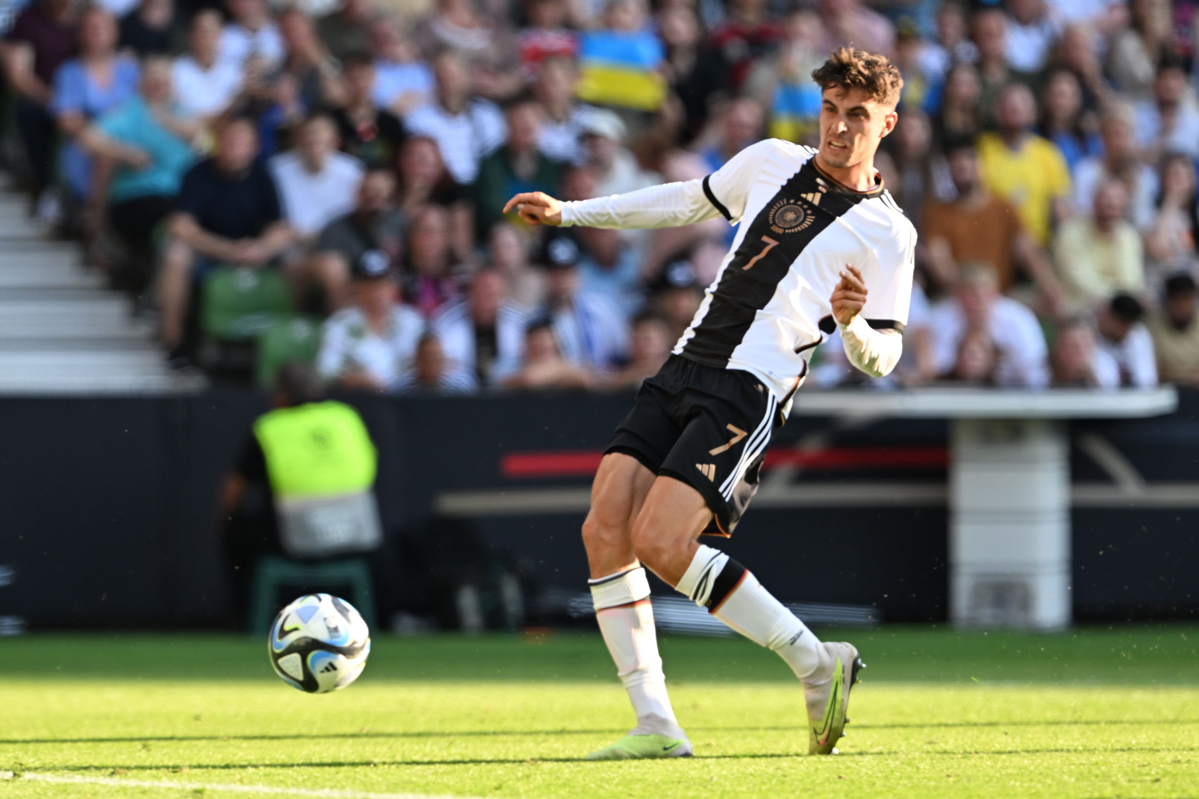 Deutschlands Kai Havertz erzielt den Treffer zum zwischenzeitlichen 2:3. Am Ende rettete ein Tor von Joshua Kimmich ein Unentschieden gegen die Ukraine.