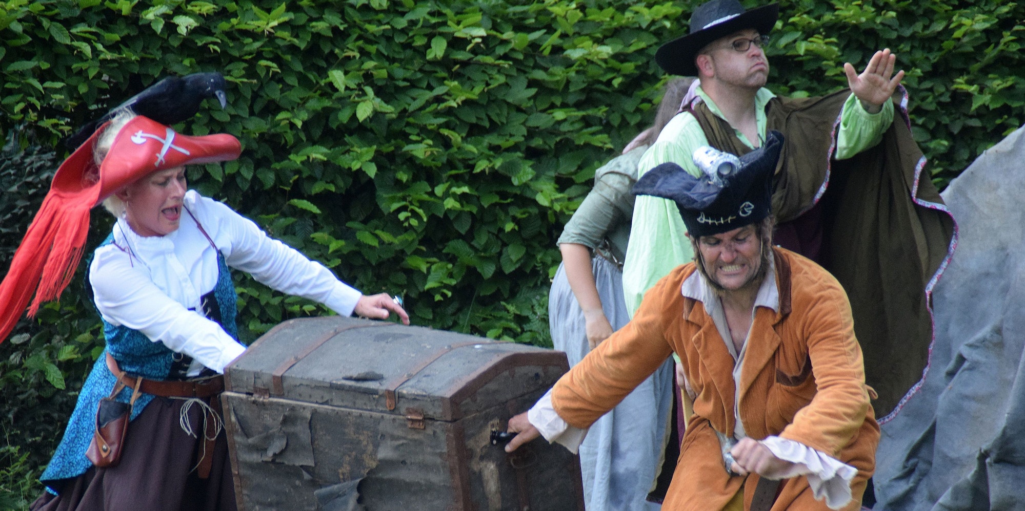 Die Piratengeschwister Krähennest (Doris Muhr) und Backenbart (Berndt Lisson) kämpfen um den Inselschatz.