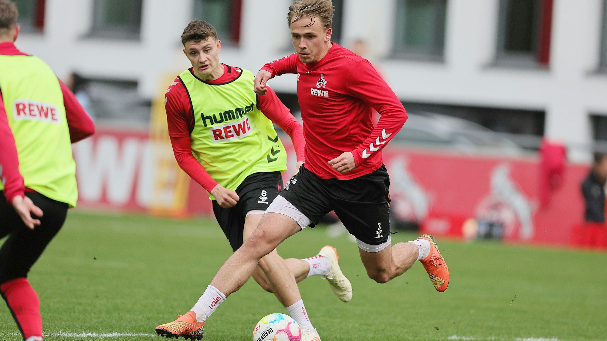 1. FC Köln, Training, von links: Eric Martel, Mathias Olesen (1. FC Köln), 25.04.2023, Bild: Herbert Bucco