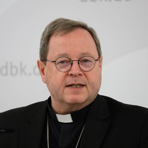ARCHIV - 02.03.2023, Sachsen, Dresden: Georg Bätzing, Bischof von Limburg und Vorsitzender der Deutschen Bischofskonferenz, spricht zum Abschluss der Frühjahrsvollversammlung der Deutschen Bischofskonferenz im Haus der Kathedrale zu Journalisten.