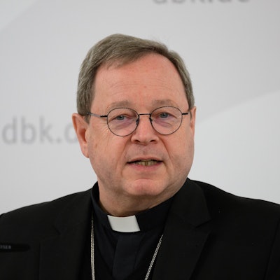 ARCHIV - 02.03.2023, Sachsen, Dresden: Georg Bätzing, Bischof von Limburg und Vorsitzender der Deutschen Bischofskonferenz, spricht zum Abschluss der Frühjahrsvollversammlung der Deutschen Bischofskonferenz im Haus der Kathedrale zu Journalisten.