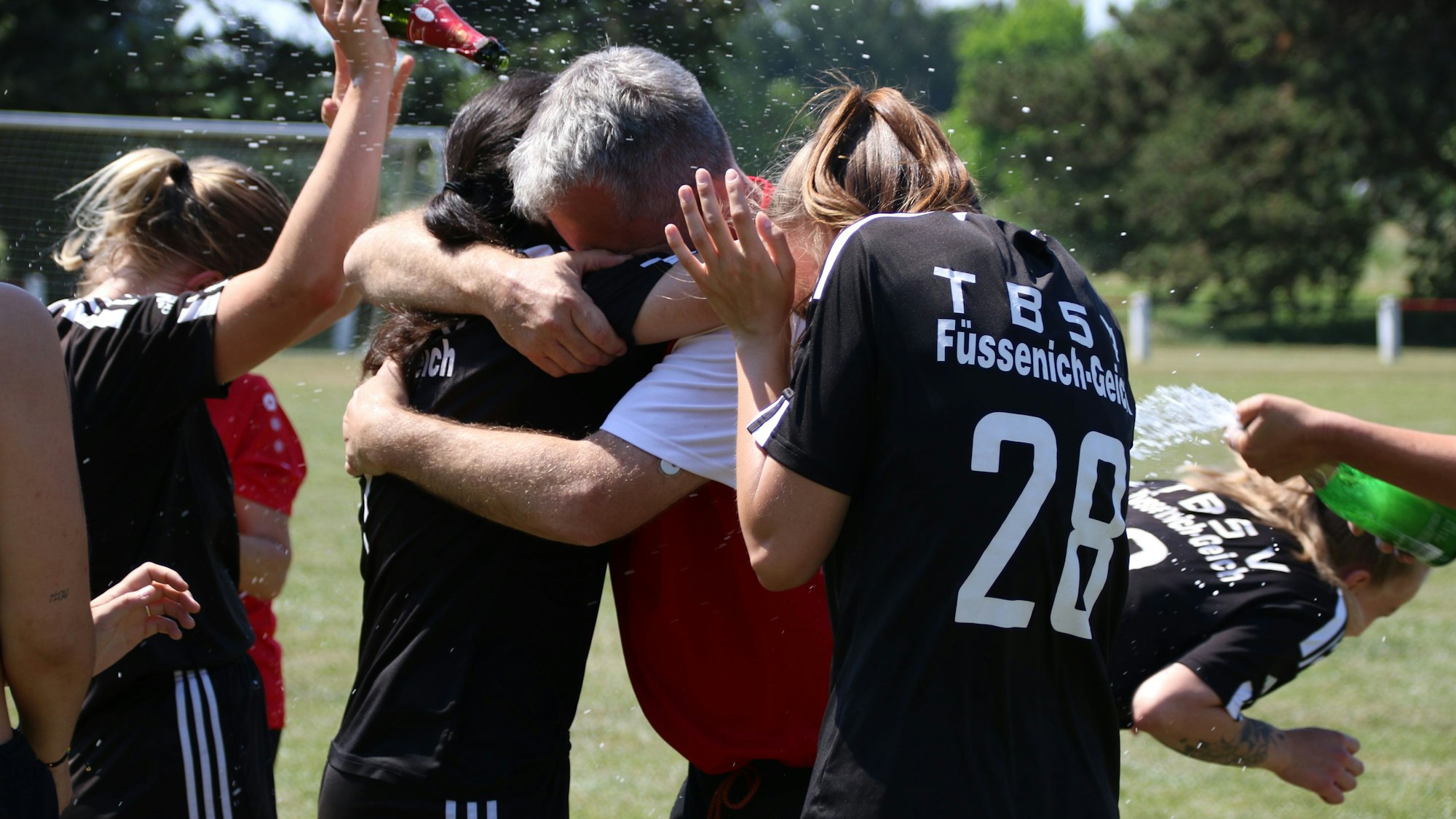 Trainer Axel Sendscheid und die verletzte Fijola Misini umarmen sich.