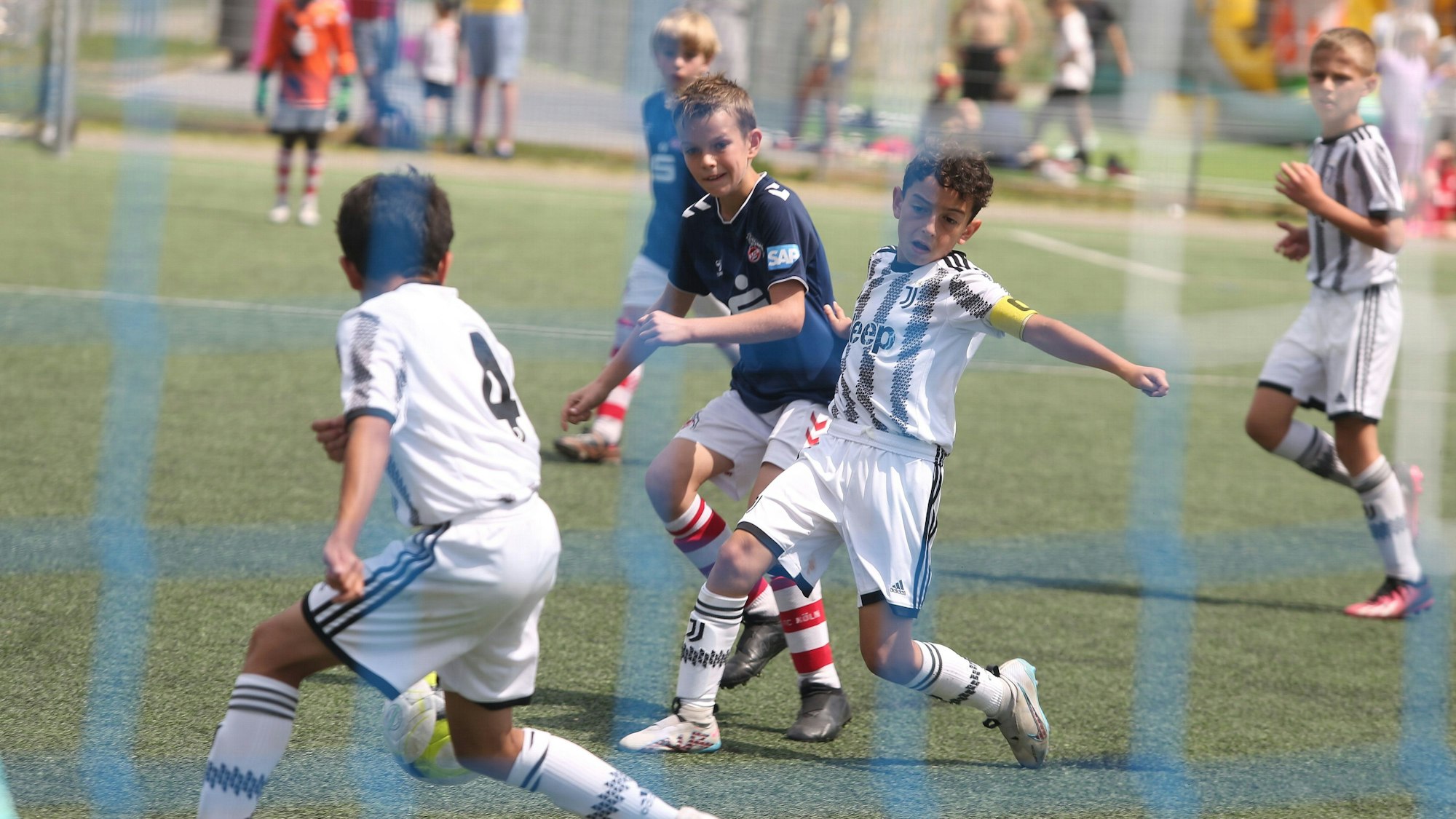 Mehrere Jungs in einer Fußball-Spielsituation.