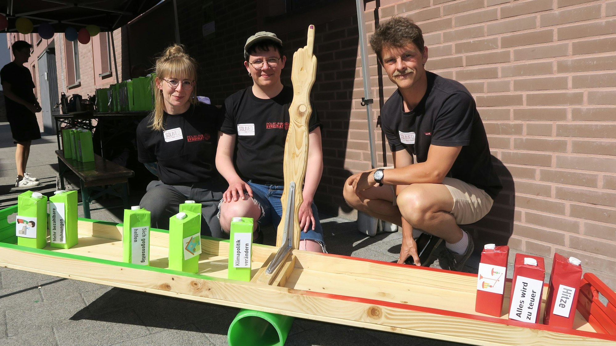 In den roten Dosen stecken Probleme wie „Stress“, „zu viele Autos“ oder „hohe Mietkosten“, in den grünen Dosen die Gegenmaßnahmen: „Einmischung ins öffentliche Leben“, „begrünte Plätze“, „Musik“ oder „Solimed“. Foto Hermans
