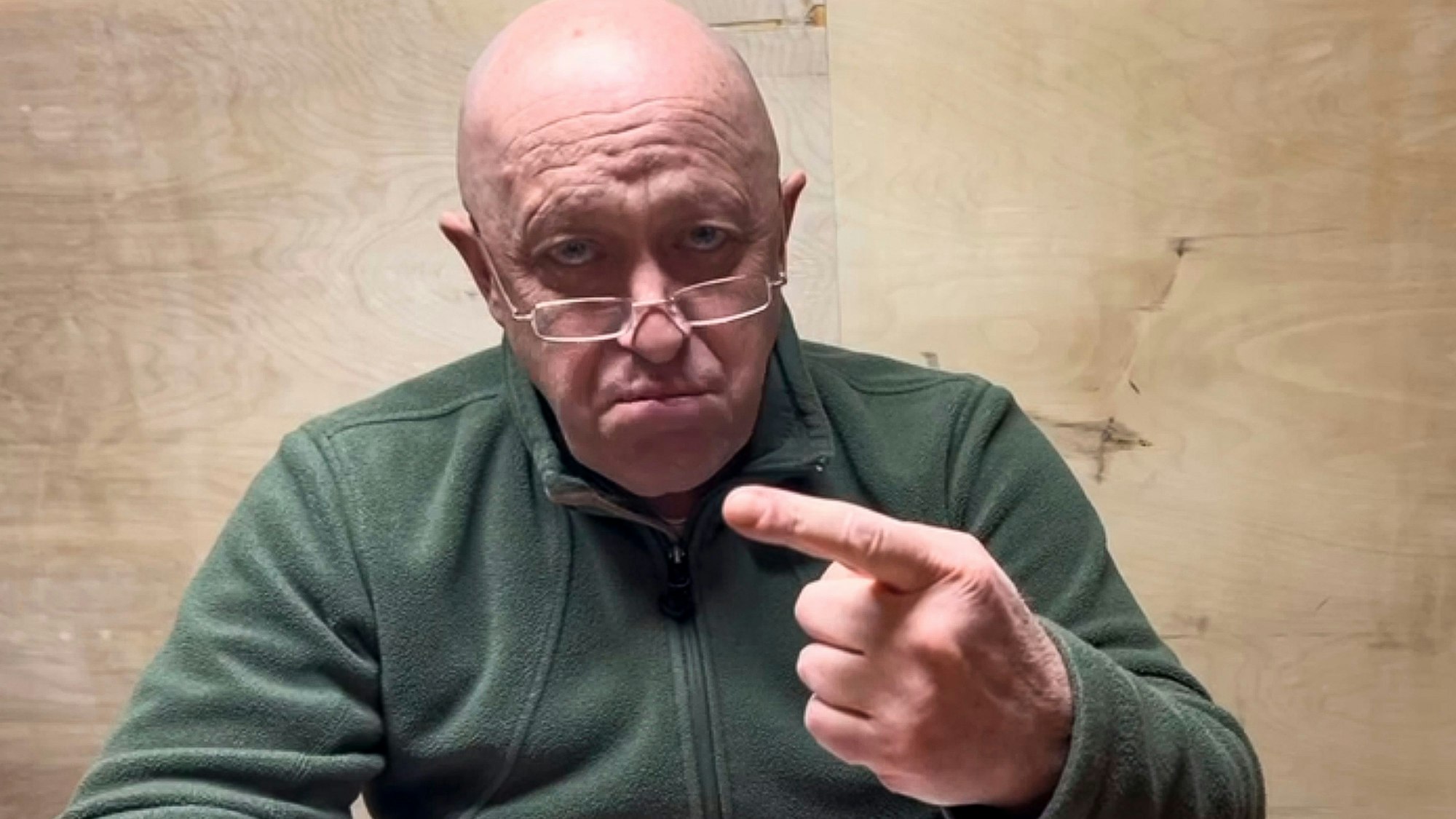 Jewgeni Prigoschin, Chef der Söldnertruppe Wagner, an einem unbekannten Ort während einer Erklärung per Video. Prigoschin hat Russlands Verteidigungsminister Sergej Schoigu mehrfach scharf attackiert. (Archivbild)