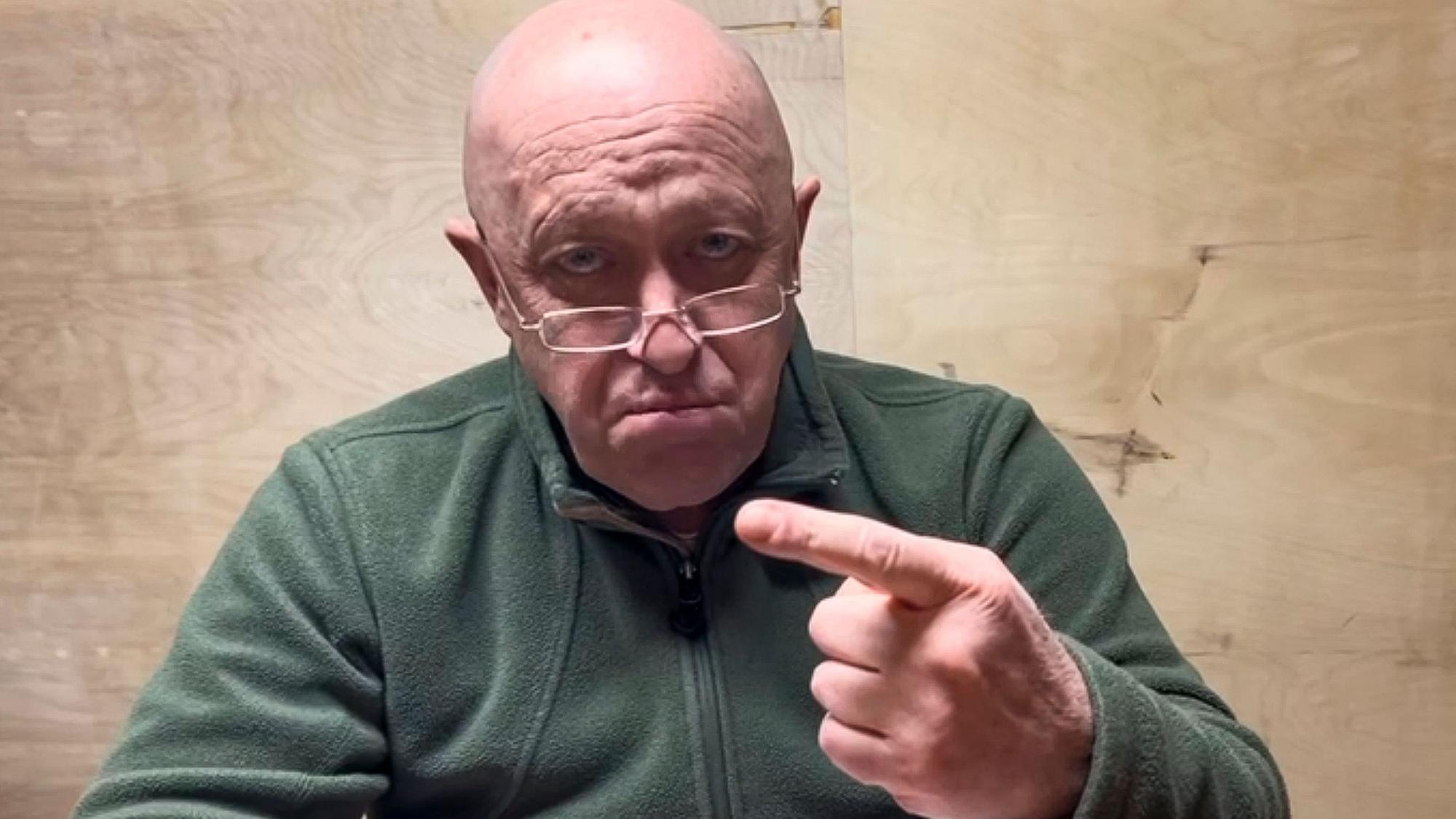 Dieses vom Pressedienst des Söldnerchefs zur Verfügung gestellte Videostandbild zeigt Jewgeni Prigoschin, Chef der Gruppe Wagner, an einem unbekannten Ort während einer Erklärung per Video. (Archivbild)