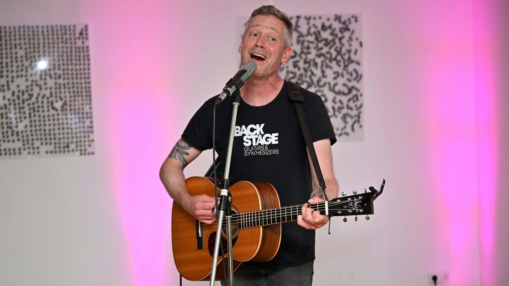 Morgan Finlay spielt Gitarre und singt.