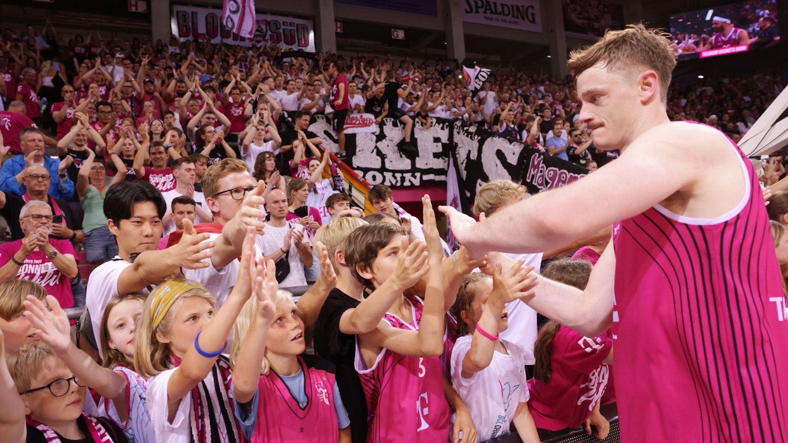 Finn Delany wird von den Fans gefeiert. Er war mit 23 Punkten der Topscorer der Partie.