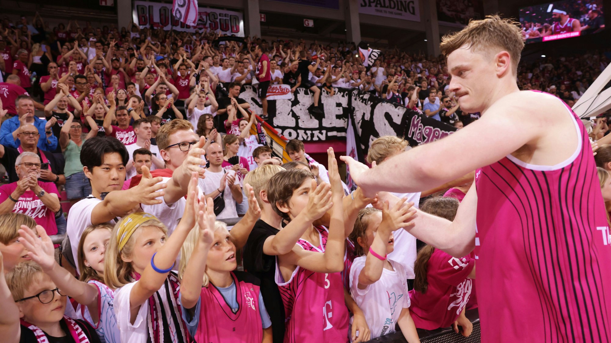 Finn Delany wird von den Fans gefeiert. Er war mit 23 Punkten der Topscorer der Partie.