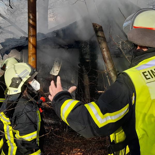 Ein Feuerwehrmann im Einsatz bei einem Brand.