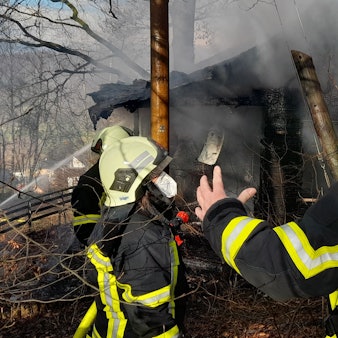 Ein Feuerwehrmann im Einsatz bei einem Brand.