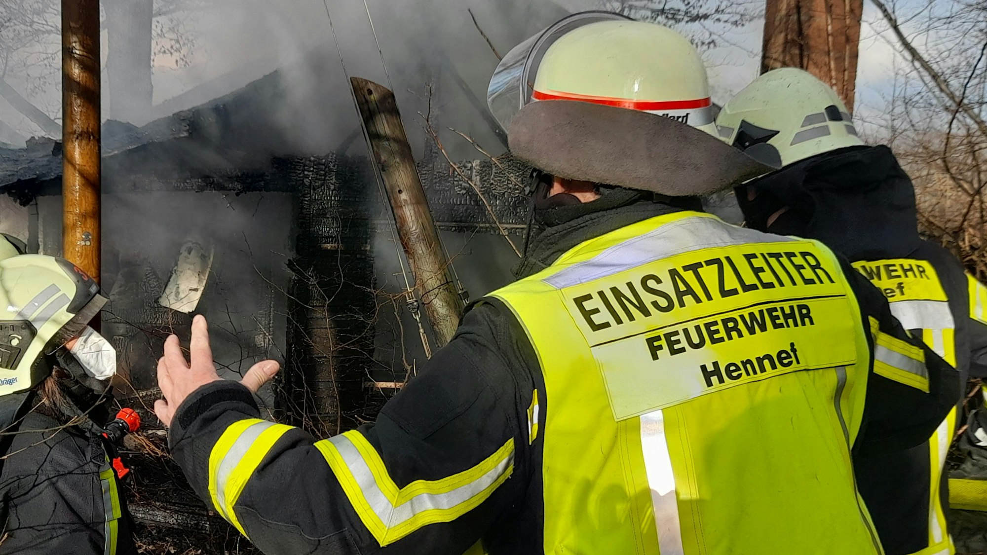 Ein Feuerwehrmann im Einsatz bei einem Brand.