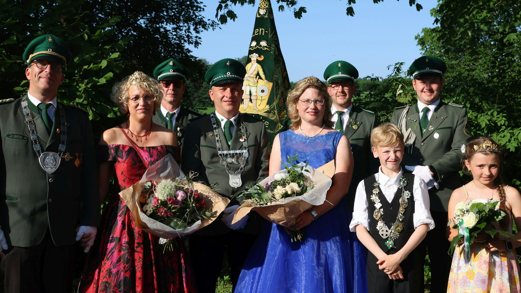 Zu sehen sind gekrönte Könige und Kaiserpaare der Schützen.