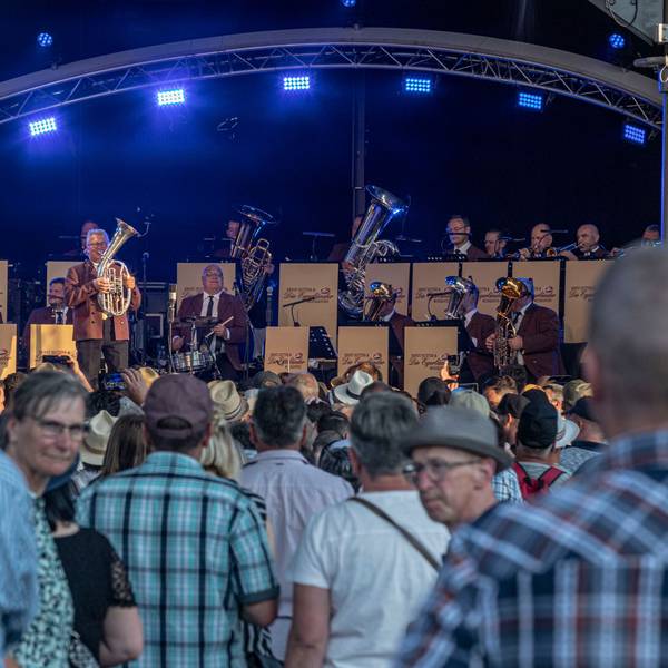 Volksfeststimmung am Tanzbrunnen: Die Fans der zünftigen Musik kamen beim Festival der Original Egerländer auf ihre Kosten.
