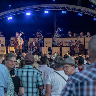 Volksfeststimmung am Tanzbrunnen: Die Fans der zünftigen Musik kamen beim Festival der Original Egerländer auf ihre Kosten.