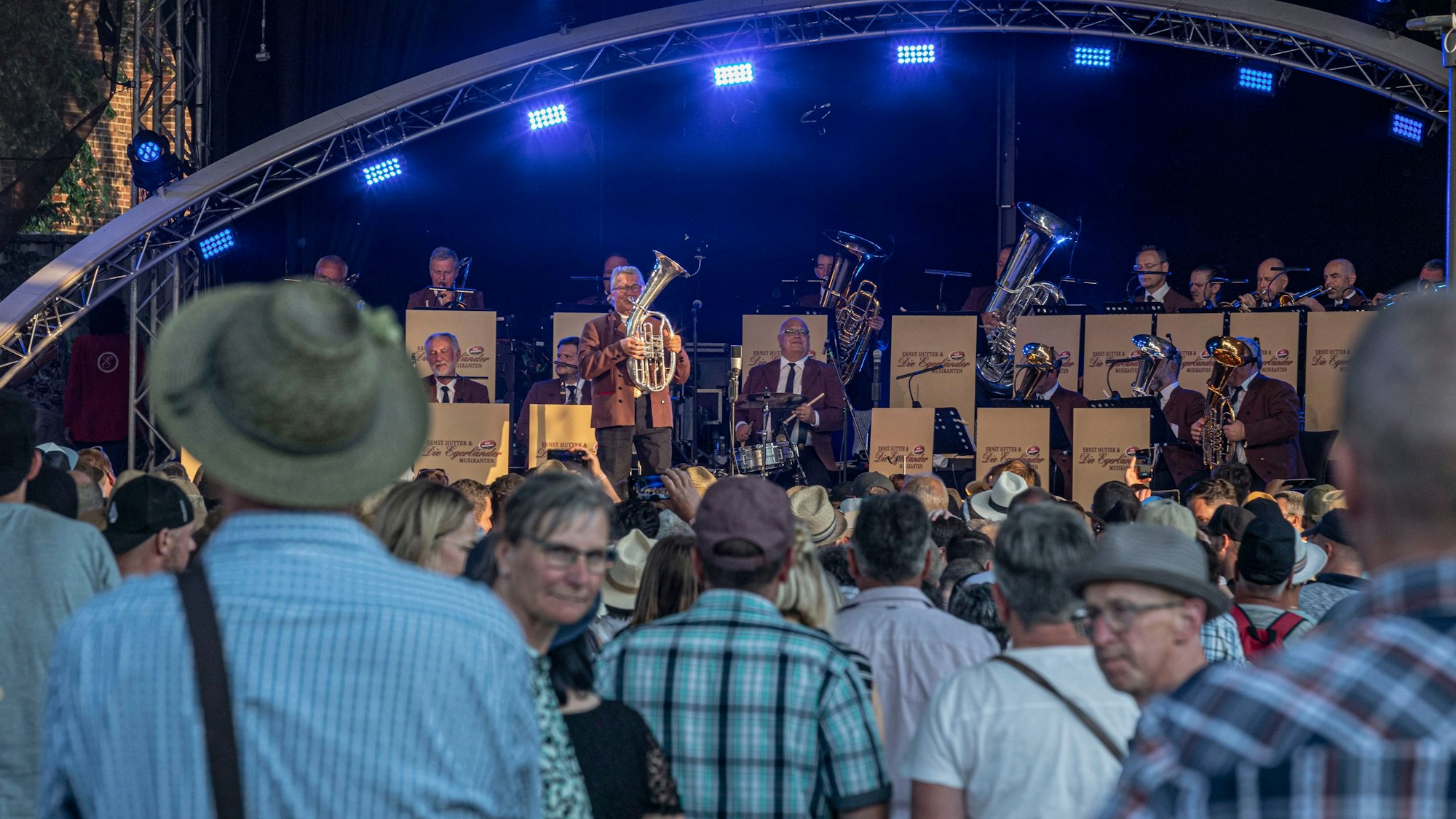 Volksfeststimmung am Tanzbrunnen: Die Fans der zünftigen Musik kamen beim Festival der Original Egerländer auf ihre Kosten.
