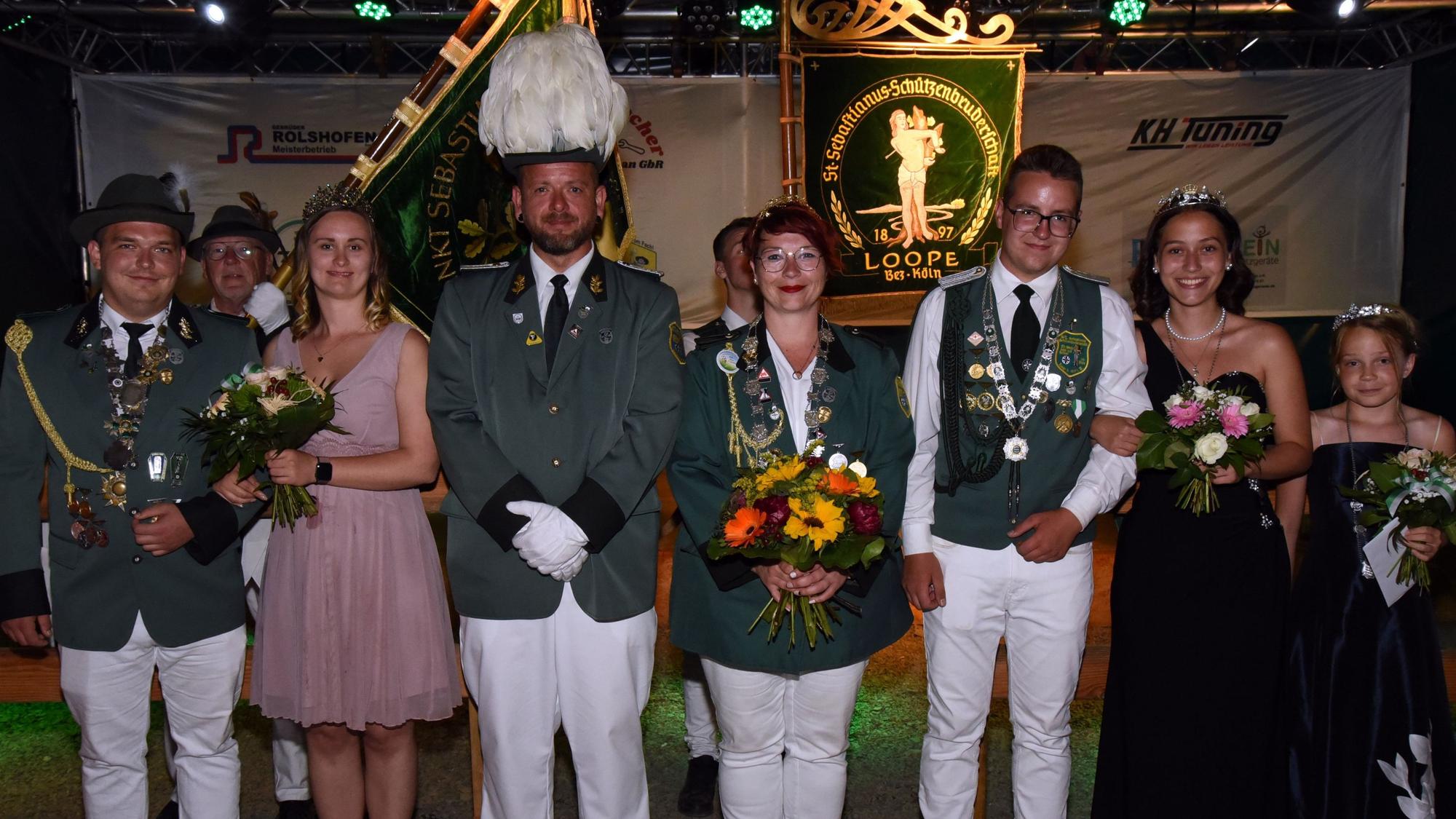 Die neuen Majestäten stehen in Schützenkleinung nebeneinander.