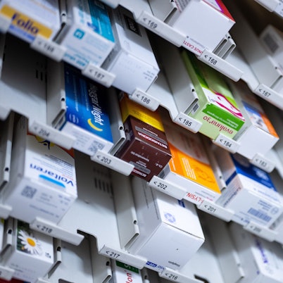 Zahlreiche Medikamente, darunter auch verschreibungspflichtige Mittel, liegen in einer Apotheke (Symbolbild)