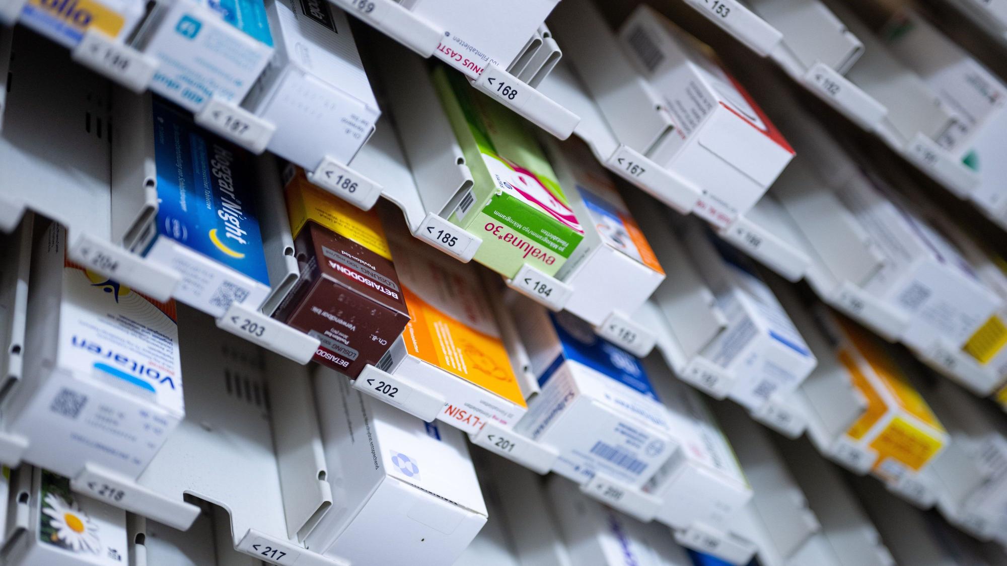 Zahlreiche Medikamente, darunter auch verschreibungspflichtige Mittel, liegen in einer Apotheke (Symbolbild)
