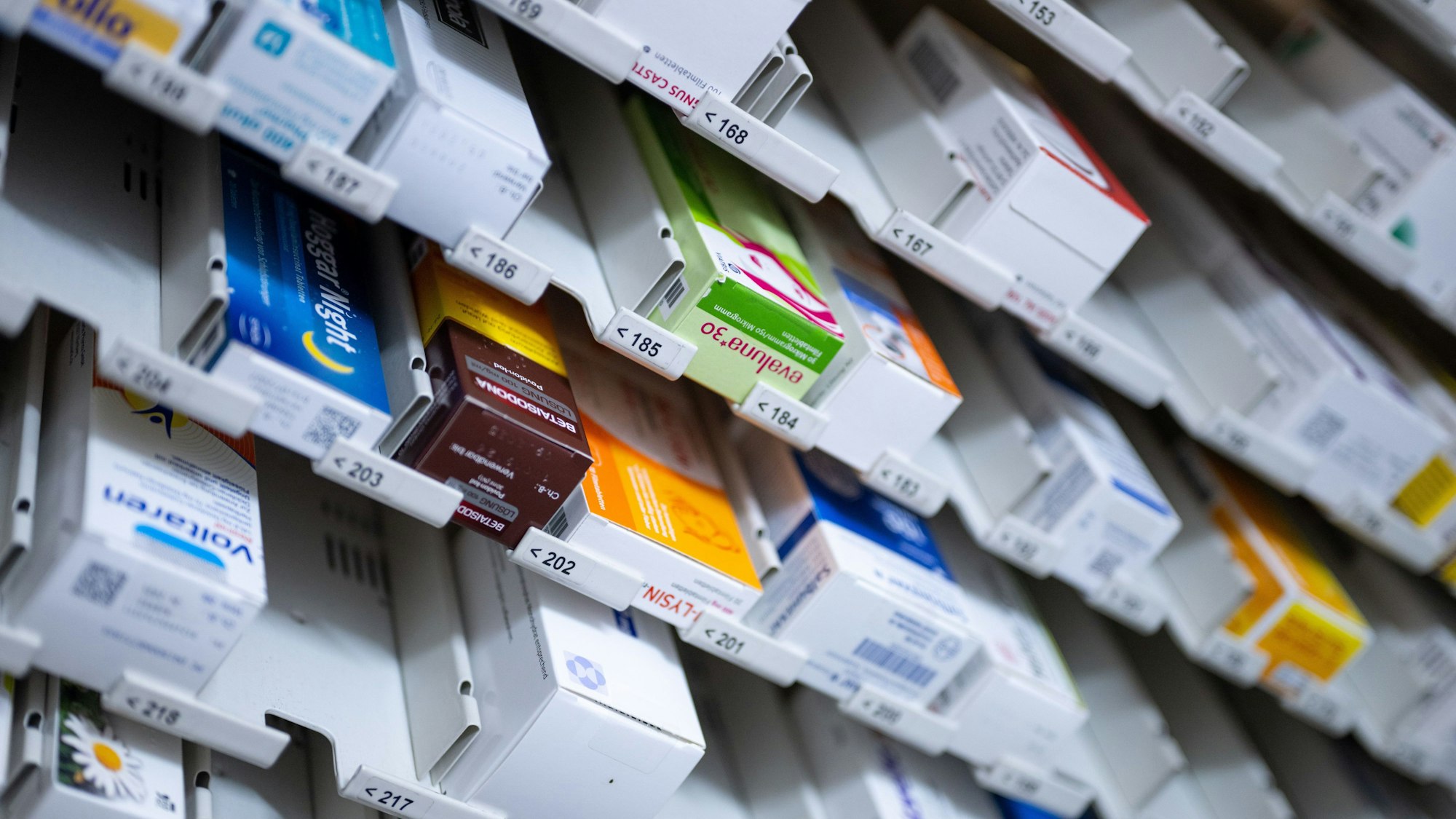 Zahlreiche Medikamente, darunter auch verschreibungspflichtige Mittel, liegen in einer Apotheke (Symbolbild)