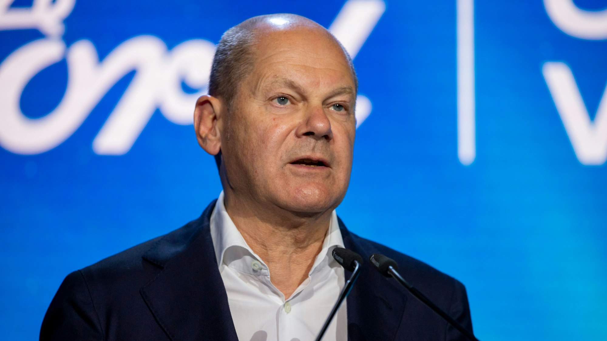 Bundeskanzler Olaf Scholz ( SPD) während seiner Ansprache. Das Kölner Werk wird das erste EV (Electric Vehicle) Center von Ford in Europa sein.