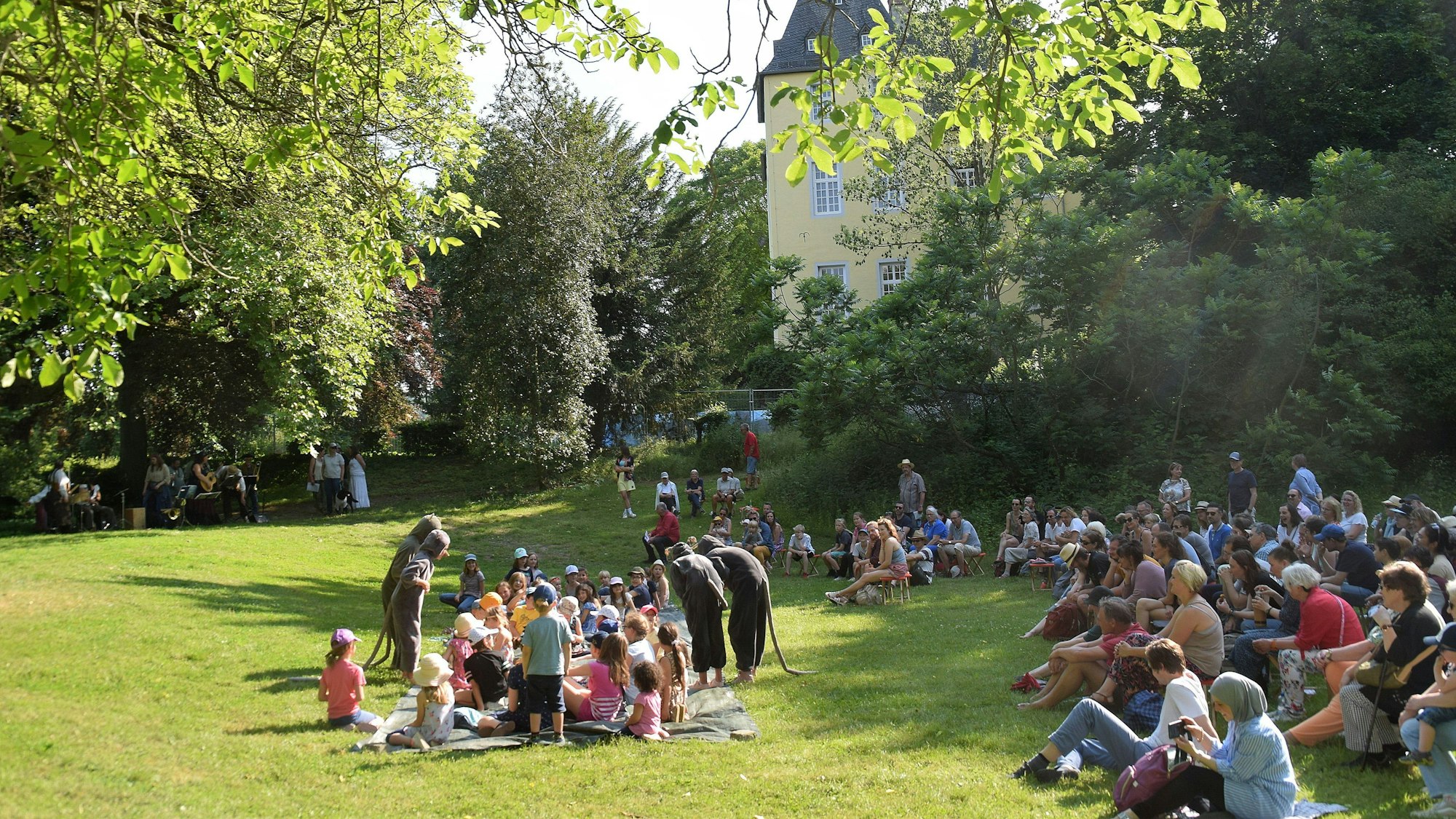 Theaterstimmung im Schatten des Alfterer Schlosses.