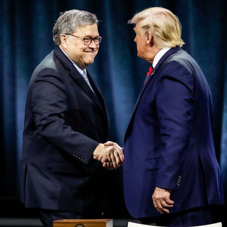 Damals noch Kollegen: Ex-Justizminister William Barr zusammen mit dem ehemaligen US-Präsidenten Donald Trump im Jahr 2019. Mittlerweile haben sich die beiden Republikaner überworfen (Archivbild)