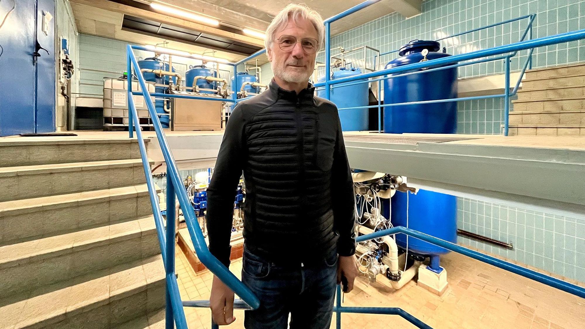 Ingenieur Jörg Nußbaum von den Mechernicher Stadtwerken mit den neuen Filteranlagen im Wasserwerk Düttling.