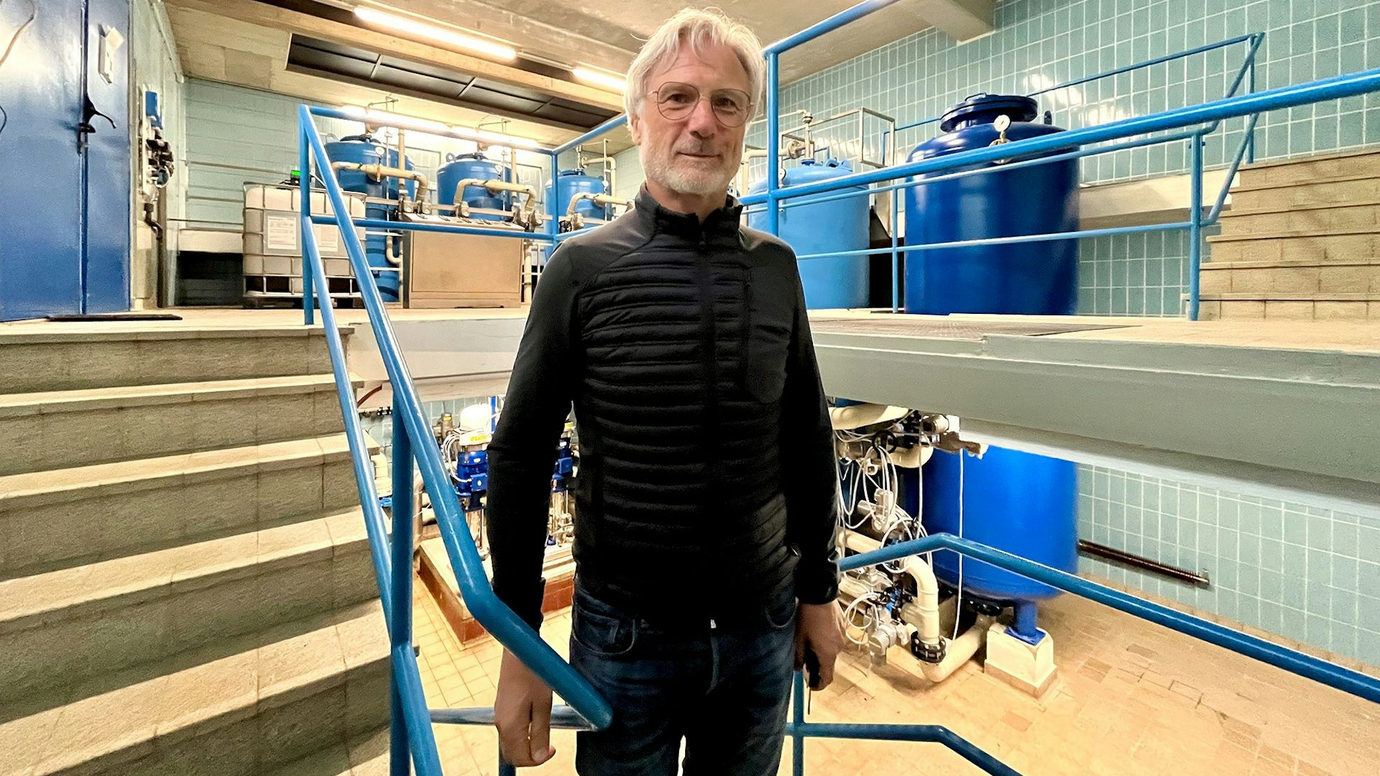 Ingenieur Jörg Nußbaum von den Mechernicher Stadtwerken mit den neuen Filteranlagen im Wasserwerk Düttling.
