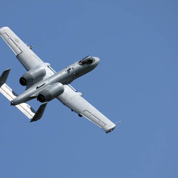 Air Defender 2023: Ein Kampfflugzeug A10 der US-Airforce überfliegt den Fliegerhorst Graben in Bayern.