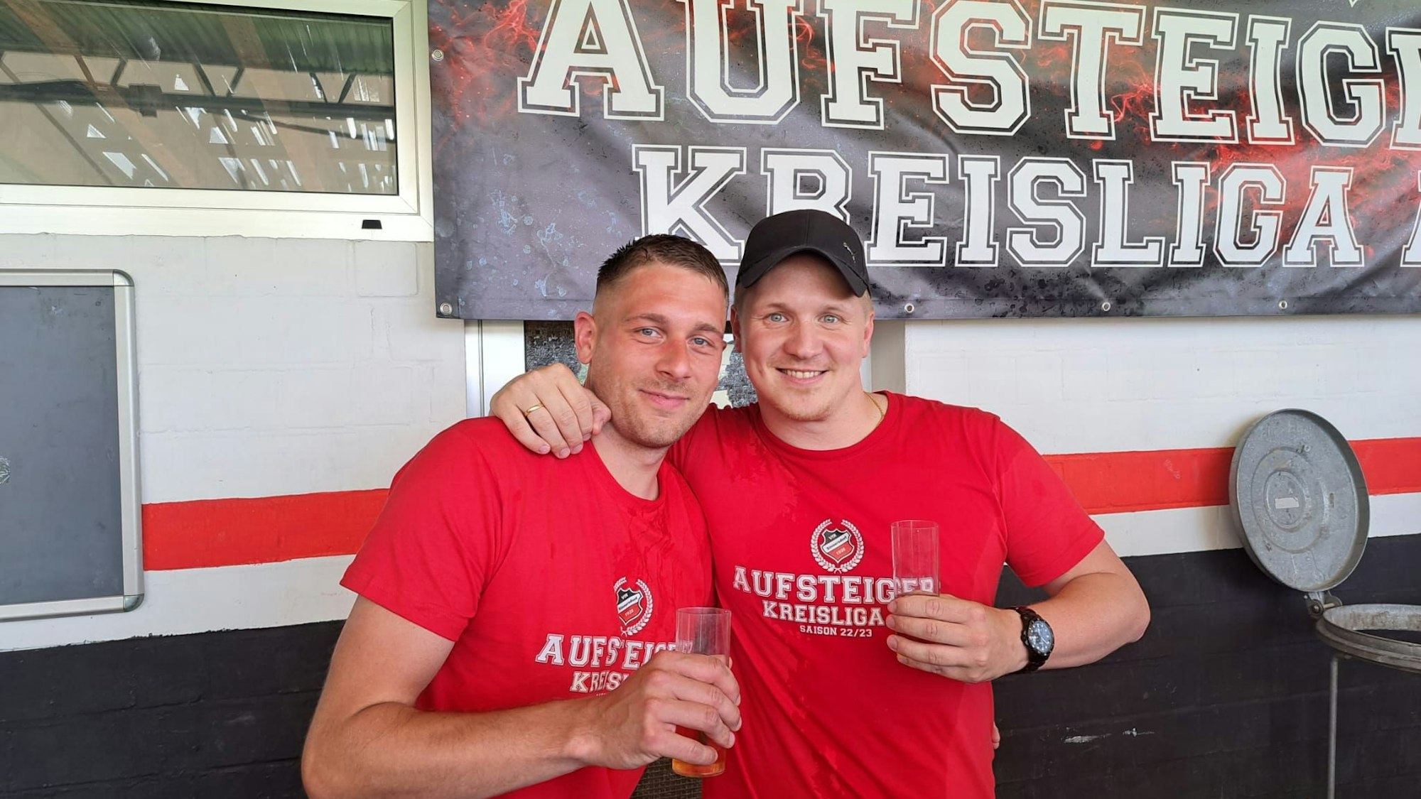 René Römer (links) vom VfR Sinnersdorf ist mit 43 Treffern Kölns bester Torschütze.