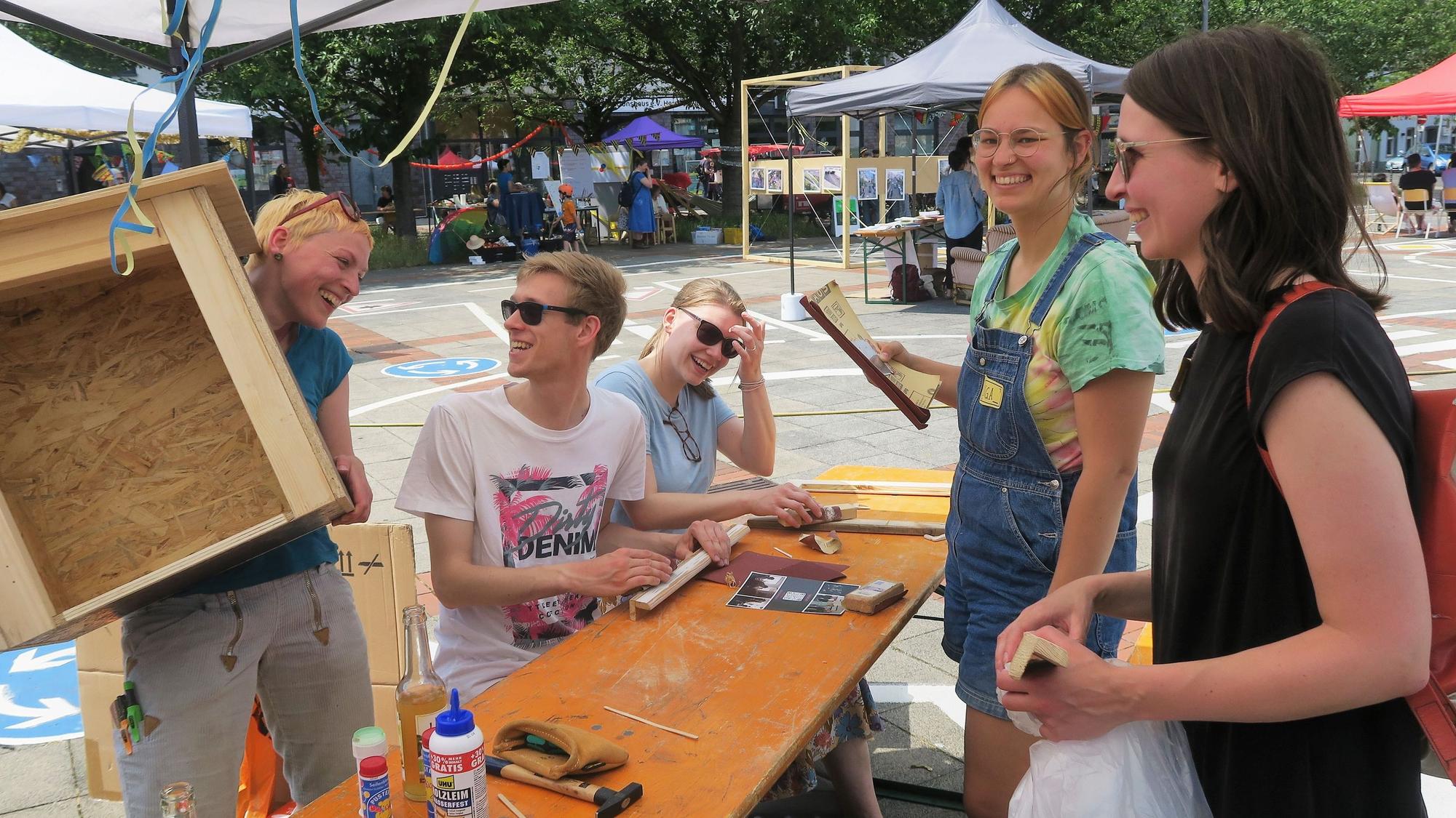 Bastel-Workshop in einem Zelt auf dem Festival