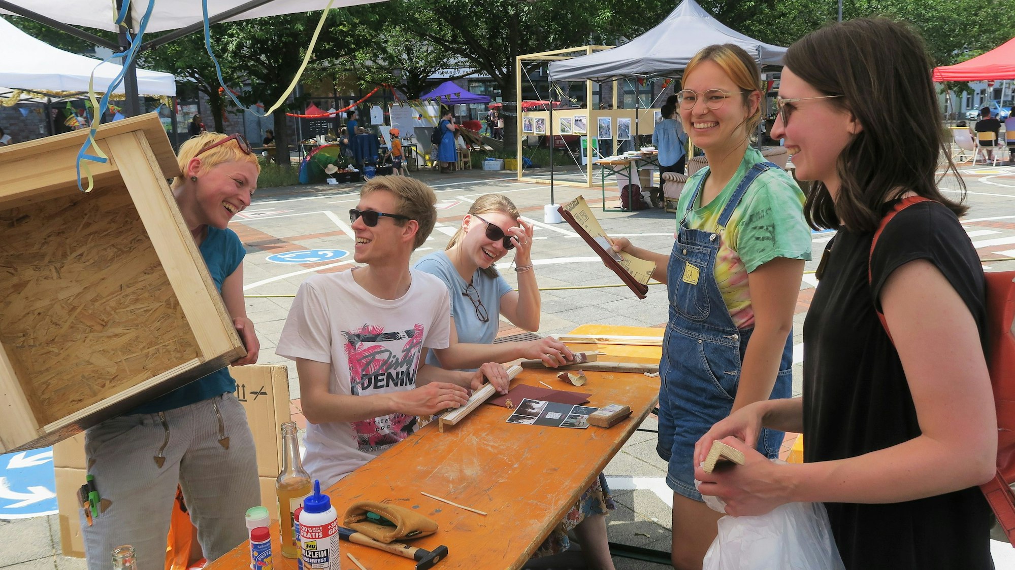 Bastel-Workshop in einem Zelt auf dem Festival