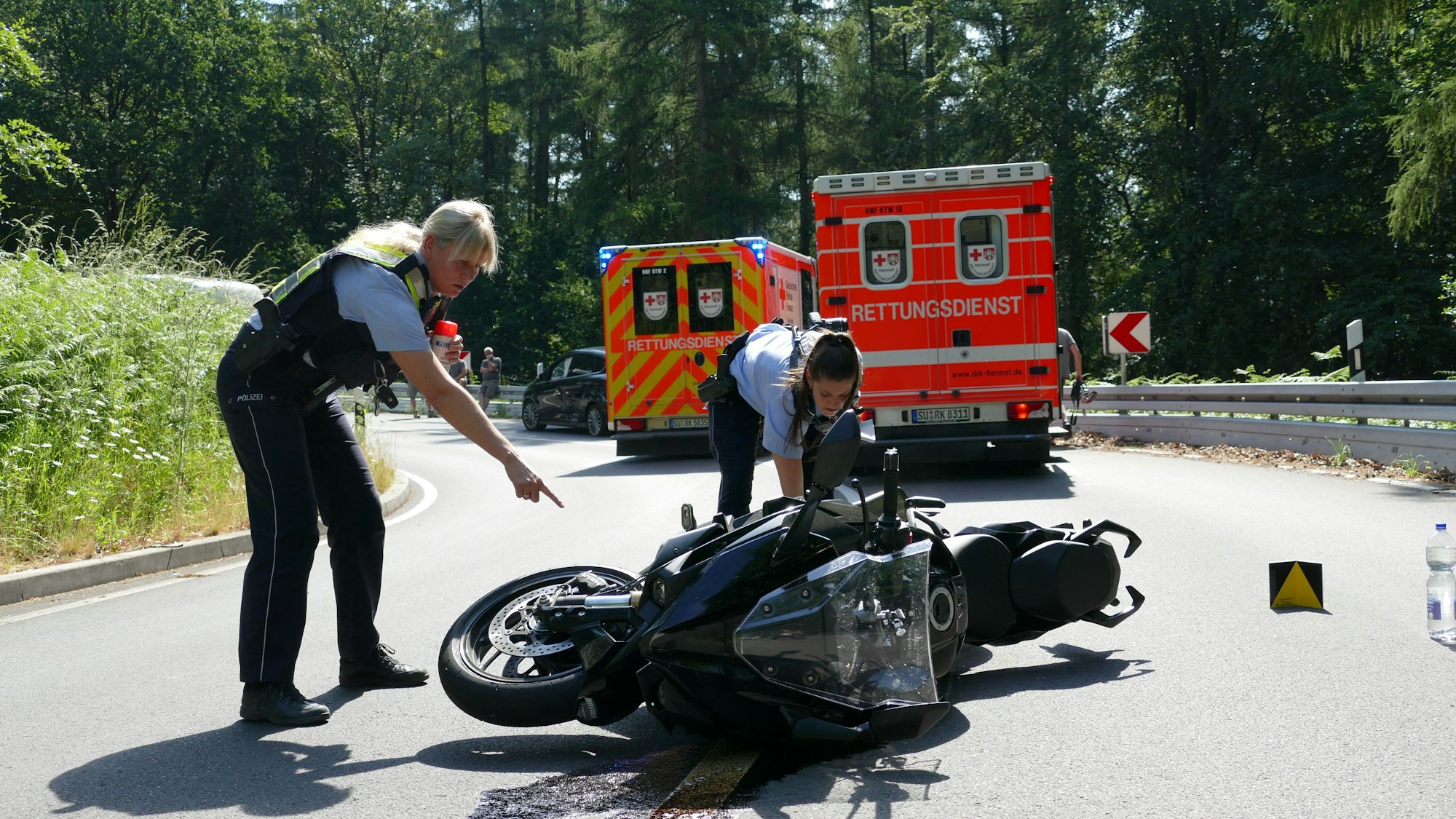Zwei Polizistinnen an einem Unfallort.