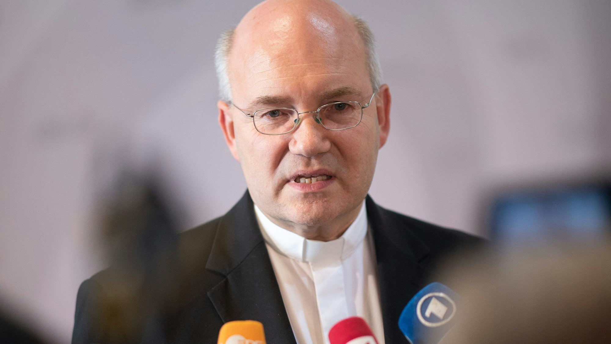 28.09.2022, Hessen, Fulda: Helmut Dieser, Bischof von Aachen und Vorsitzender der bischöflichen Fachgruppe für Fragen des sexuellen Missbrauchs und von Gewalterfahrungen, spricht nach einer Pressekonferenz zur weiteren Arbeit des Beauftragten der Deutschen Bischofskonferenz für Fragen des sexuellen Missbrauchs im Rahmen der Herbstvollversammlung der Deutschen Bischofskonferenz mit Journalisten. Foto: Sebastian Gollnow/dpa +++ dpa-Bildfunk +++