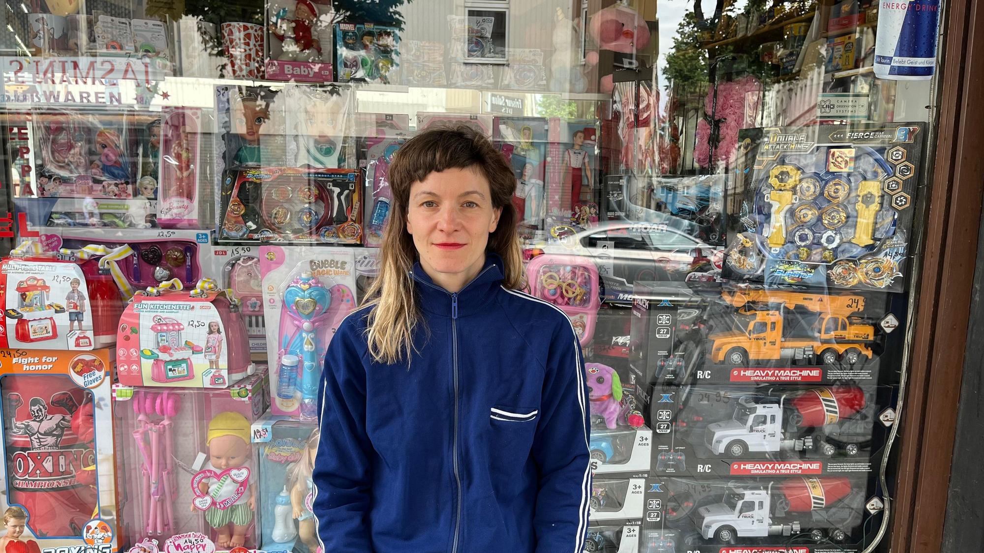 Katharinajej sitzt vor dem Kiosk auf der Berliner Straße in Mülheim, wo sie ihre Begegnungsversuche durchführte.