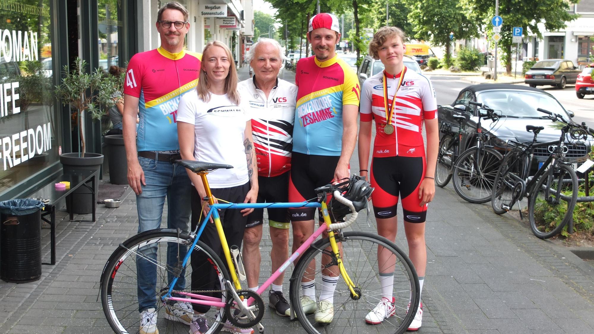 Christoph Kothen, Melanie Schmidt, Artur Tabat, Oliver Zillger und Annamaria Borger stehen vor einem Sportrad.