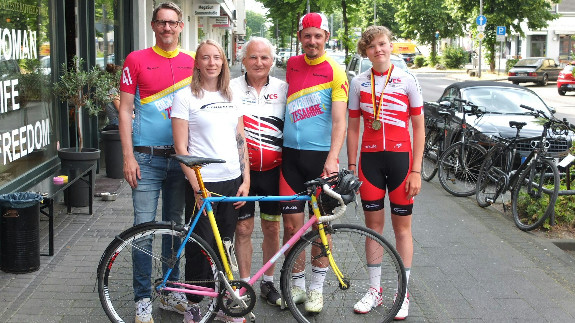 Christoph Kothen, Melanie Schmidt, Artur Tabat, Oliver Zillger und Annamaria Borger stehen vor einem Sportrad.